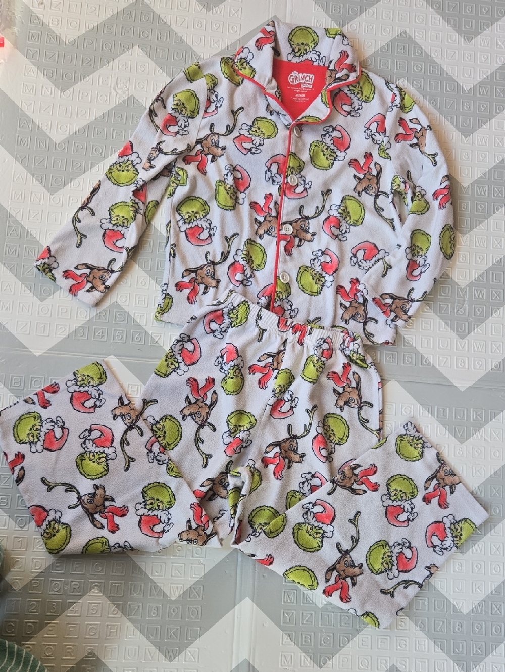Cozy Grinch Pjs Size XS 4/5